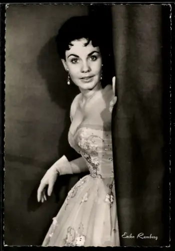 AK Schauspielerin Erika Remberg im Kleid