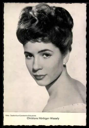 AK Schauspielerin Christiane Hörbiger-Wessely mit Hochsteckfrisur