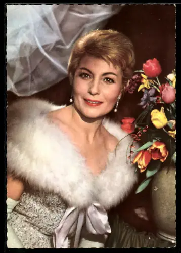 AK Schauspielerin Winnie Markus im weissen Abendkleid mit Pelzkragen
