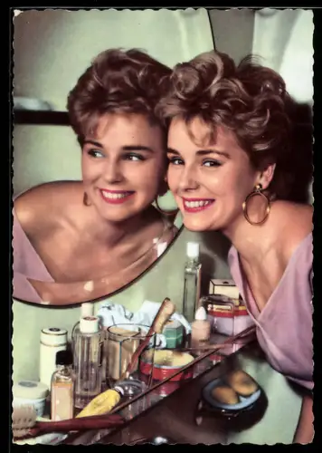 AK Schauspielerin Susanne Cramer lächelt in die Kamera