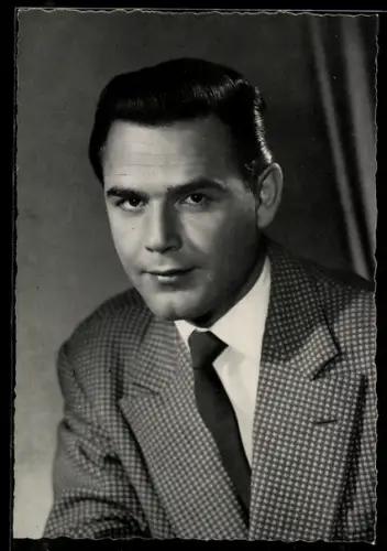 AK Schauspieler Joachim Fuchsberger ernst in die Kamera schauend