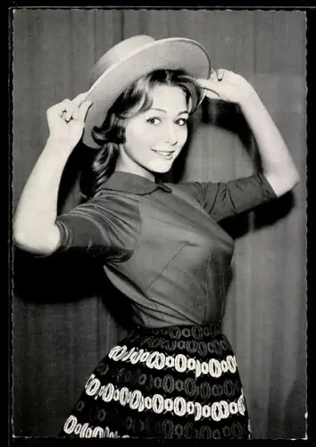 AK Musikerin Christine Kaufmann posiert mit einem pfiffigen Hut