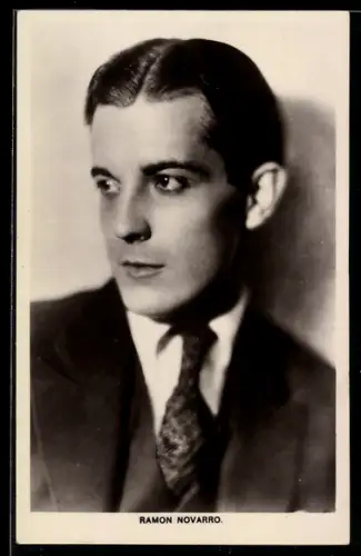 AK Schauspieler Ramon Novarro im Anzug