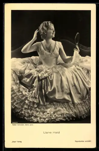 AK Schauspielerin Liane Haid im schicken Lagenkleid mit Spiegel