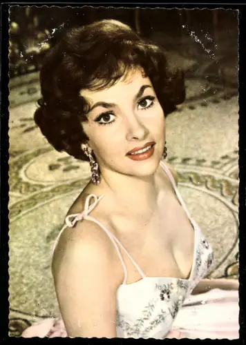 AK Schauspielerin Gina Lollobrigida im weissen Ballkleid