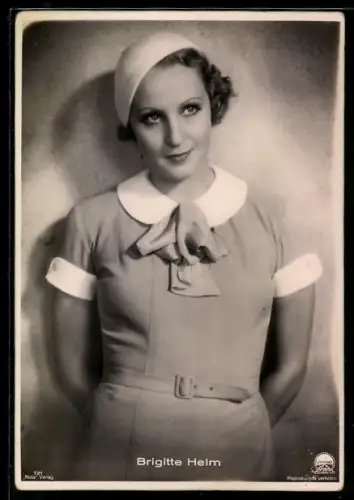 AK Schauspielerin Brigitte Helm im Kleid mit Mütze