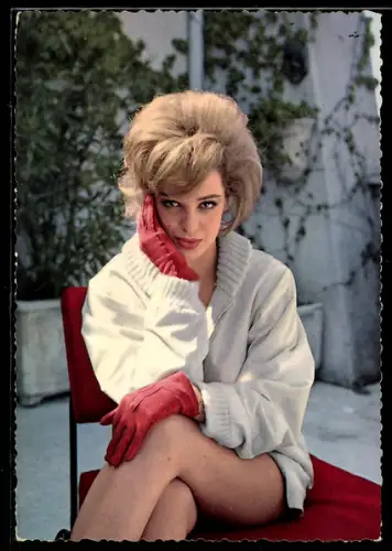 AK Schauspieler Margaret Lee mit weisser Jacke und roten Handschuhen