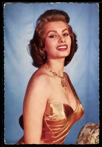 AK Schauspielerin Sophie Loren im goldenen Kleid