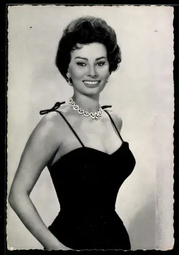 AK Schauspielerin Sophia Loren im knappen schwarzen Kleid