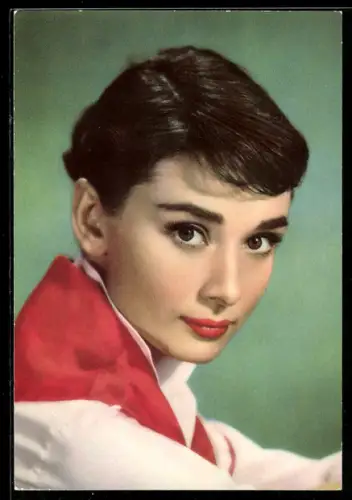 AK Schauspielerin Audrey Hepburn über Schulter blickend