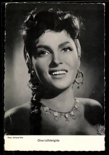 AK Schauspielerin Gina Lollobrigida mit Ohr- und Halsschmuck