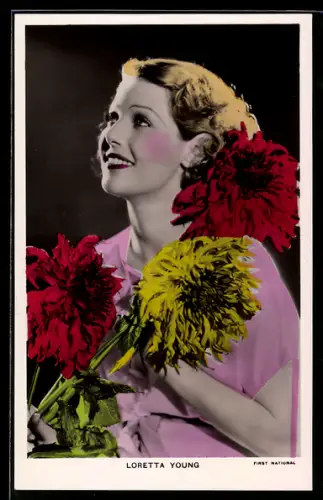 AK Schauspielerin Loretta Young mit grosser Sonnenblume
