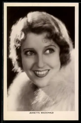 AK Schauspielerin Jeanette MacDonald mit strahlendem Lächeln