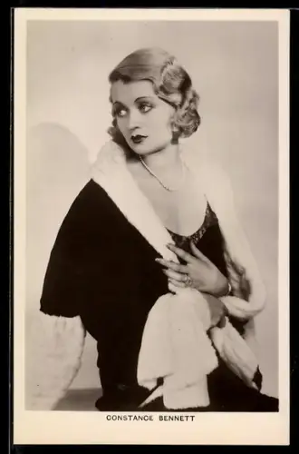 AK Schauspielerin Constance Bennett mit Perlenkette