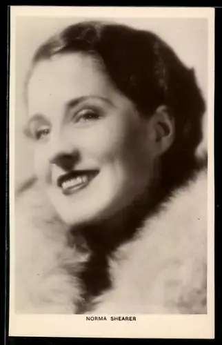 AK Schauspielerin Norma Shearer mit lächelndem Gesicht