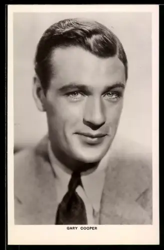 AK Schauspieler Gary Cooper im Anzug lächelt in die Kamera