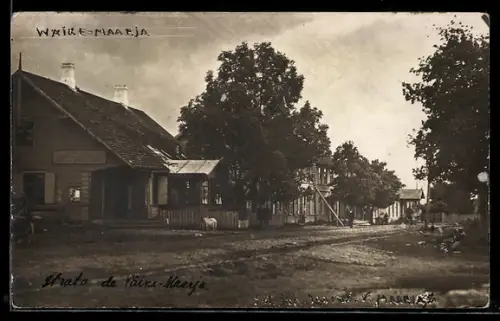 Foto-AK Väike-Maarja, Strassenpartie mit Wohnhäusern