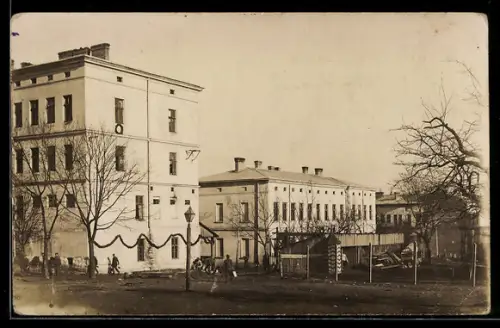 Foto-AK Zloczow, Strassenpartie mit Verwaltungsgebäuden