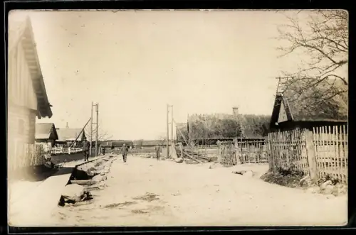 Foto-AK Golowincy b. Gomel, Dorfstrasse mit Wohnhäusern