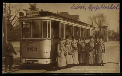 AK Dresden, Strassenbahn-Schaffnerinnen am 1. Mai 1915