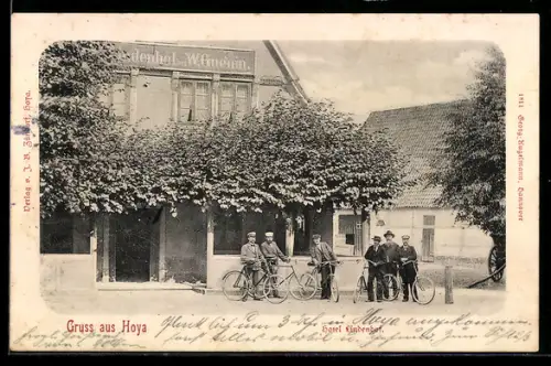 AK Hoya, Gasthaus Lindenhof W. Guenin mit Nachbarhaus und Radfahrer-Herrengruppe