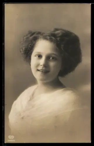 Foto-AK EAS Nr. 3399/3: Junge Frau mit moderner Frisur