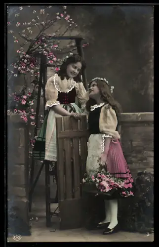 Foto-AK EAS Nr. 1363: Zwei junge Mädchen am Gartentor