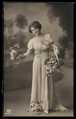 Foto-AK EAS Nr. 8643/2: Fräulein im Kleid mit Blumen