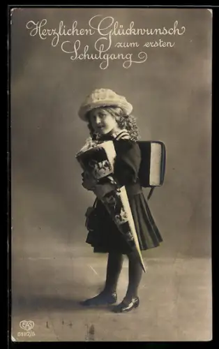 AK Glückwunsch zum ersten Schulgang, Mädchen mit Schulranzen und Zuckertüte