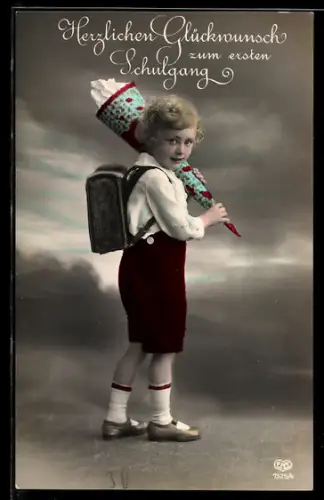 Foto-AK EAS Nr. 7325 /4: Ein junger Knabe mit seiner Schultüte