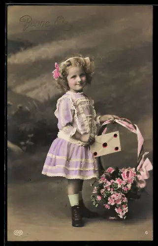 Foto-AK EAS Nr. 2369: Mädchen mit Brief und Blumenkorb
