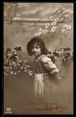 Foto-AK EAS Nr. 04409/5: Mädchen mit Blumenkorb, Geburtstagsgruss