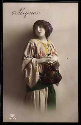 Foto-AK EAS: Nr. 6813 /3, Mignon in farbenprächtigem Kleid