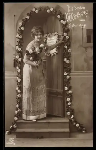 Foto-AK EAS Nr. 04035/3: Fräulein mit Blumen in der Tür, Geburtstagsgruss