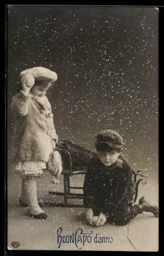 Foto-AK EAS Nr. 1098: Kinderpaar mit Schlitten bei Schneefall, Neujahrsgruss