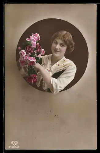 Foto-AK EAS Nr. 04685/3: Junge Frau mit Rosen