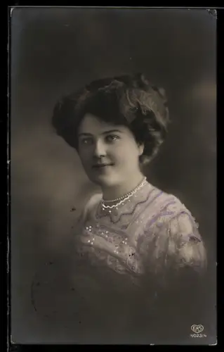 Foto-AK EAS Nr. 4023/4: Fräulein mit moderner Frisur