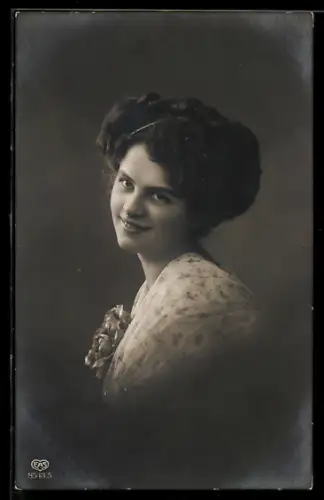 Foto-AK EAS Nr. 85435: Fräulein mit zeitgenössischer Frisur