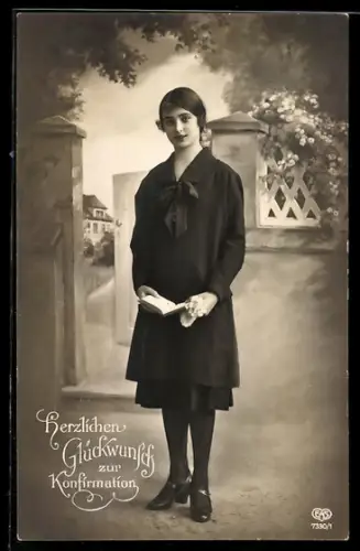 AK Konfirmation, Konfirmandin hält eine Bibel in der Hand