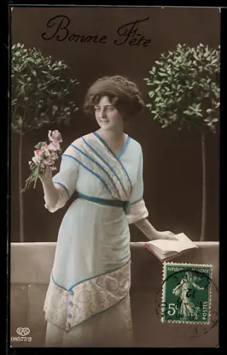 Foto-AK EAS Nr. 08577/2: Fräulein im Kleid mit Rosen, Geburtstagsgruss