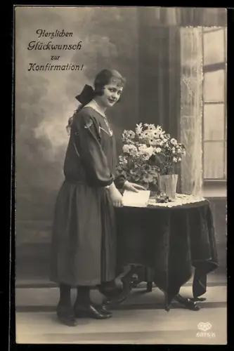 Foto-AK EAS Nr. 6975/6: Fräulein im Kleid mit Buch, Glückwunsch zur Konfirmation
