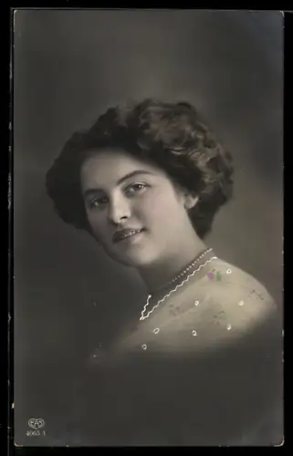 Foto-AK EAS Nr. 4065/1: Junge Frau mit Perlenkette