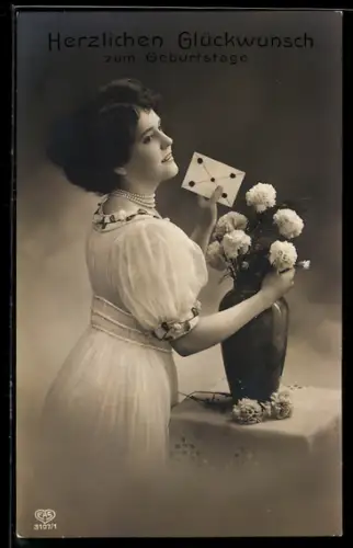 Foto-AK EAS Nr. 3107/1: Frau mit Brief an Blumenvase, Geburtstagsgruss