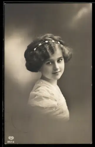 Foto-AK EAS Nr. 8917/4: Mädchen im weissen Kleid