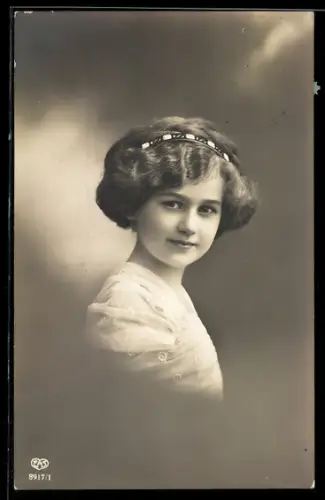 Foto-AK EAS Nr. 8917/1: Mädchen mit einem Haarreifen