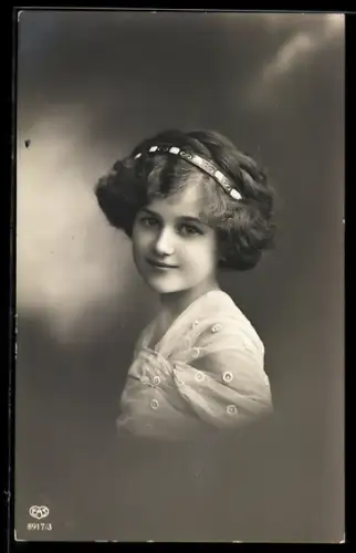 Foto-AK EAS Nr. 8917/3: Mädchen mit einem Haarreifen
