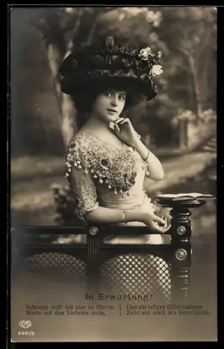 Foto-AK EAS Nr. 2661/2: Elegante Dame mit Hut im Park