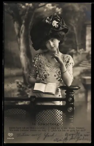 Foto-AK EAS Nr. 2661/4: Elegante Dame mit Hut im Park