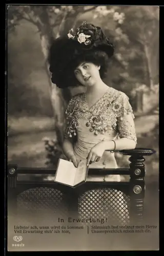 Foto-AK EAS Nr. 2661/3: Elegante Dame mit einem Buch