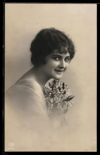 Foto-AK EAS Nr. 4407/1: Junge Frau mit Maiglöckchen